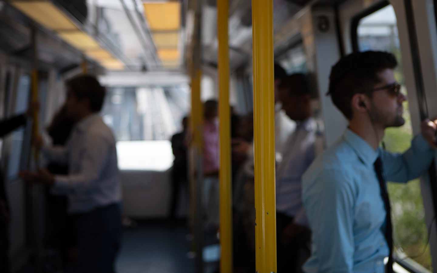 Postes amarelos para segurança de passageiros dentro de Miami Metromover