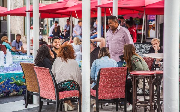 Asientos al aire libre en Segafredo