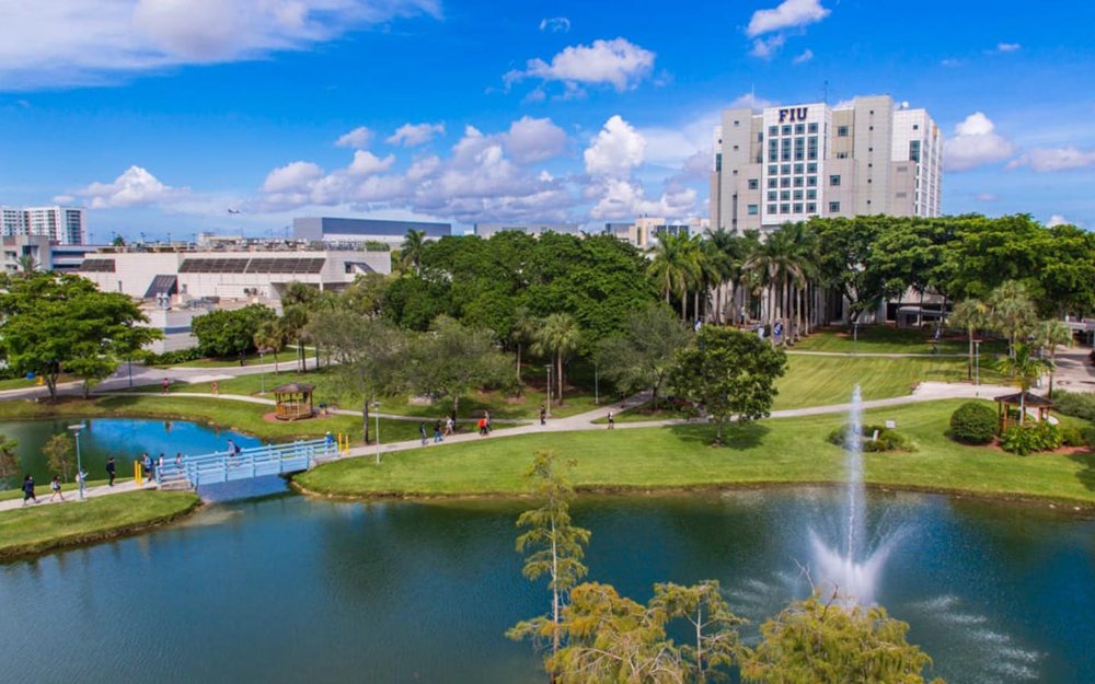 Vista de estanques y espacios verdes en Florida International University