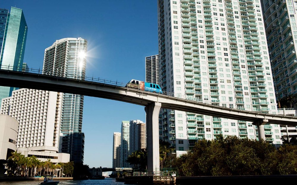 Miami Metromover on track between buildings on Brickell