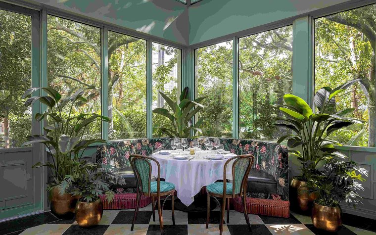 Chateau ZZ booth seating area inside the solarium