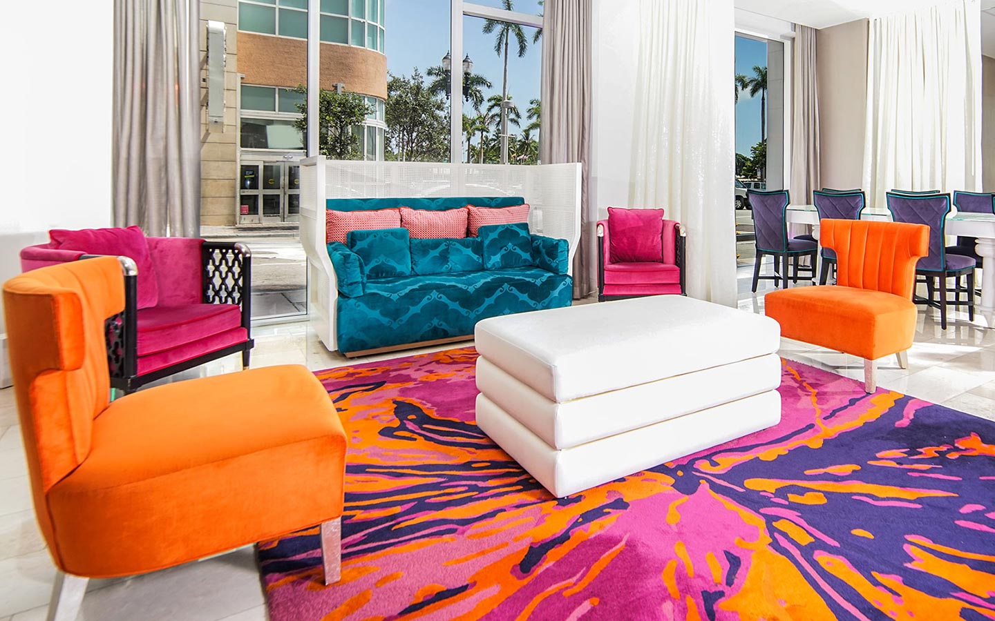 Moderne und farbenfrohe Sitzecke im YVE Hotel Miami