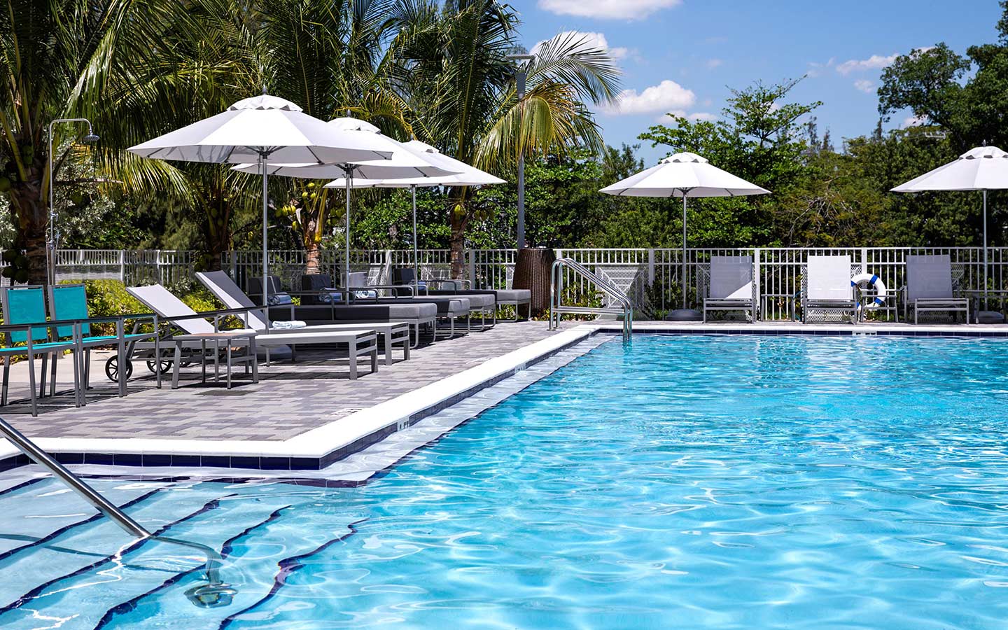 Área de piscina no aeroporto de Miami Even Hotel 