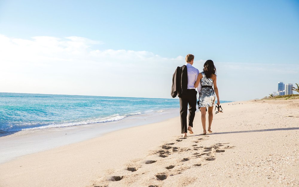 Pareja caminando por la playa