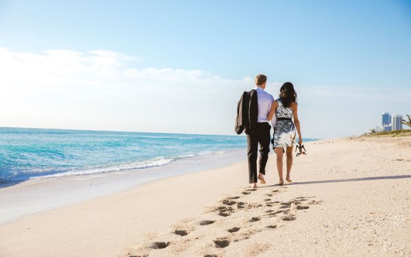 Casal andando na Beach