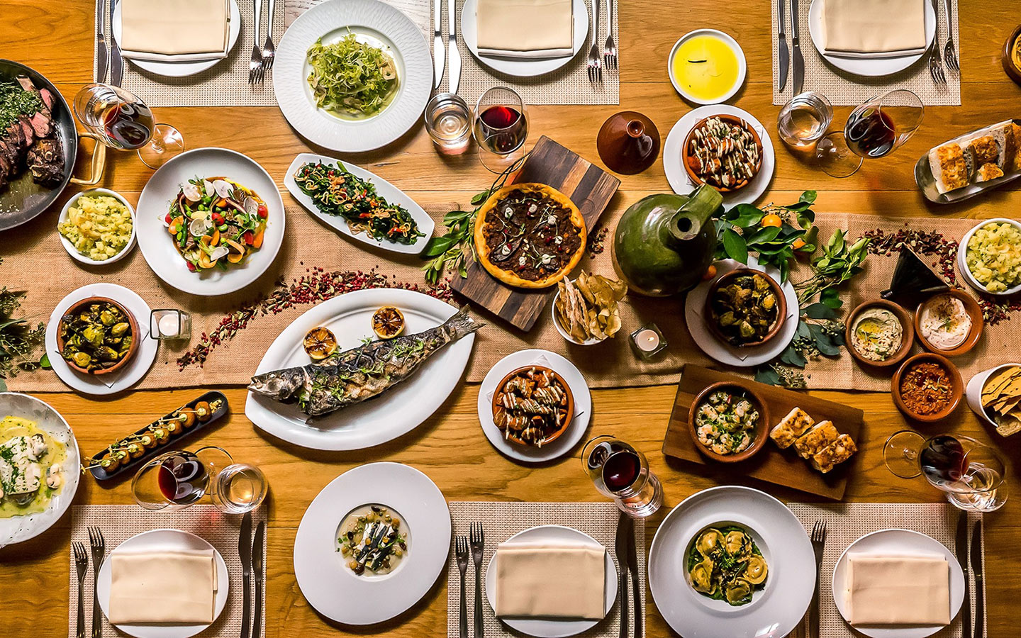 Uma variedade de pratos e aperitivos de inspiração mediterrânea no Boulud Sud
