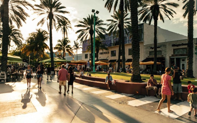 Persone che passeggiano lungo Lincoln Road