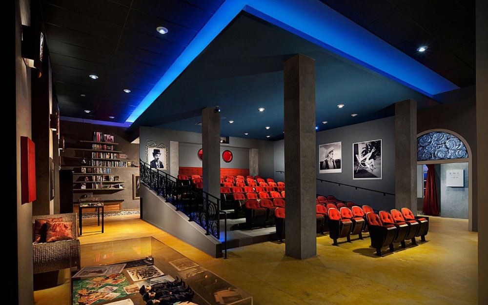 O Cinema's red and blue interior