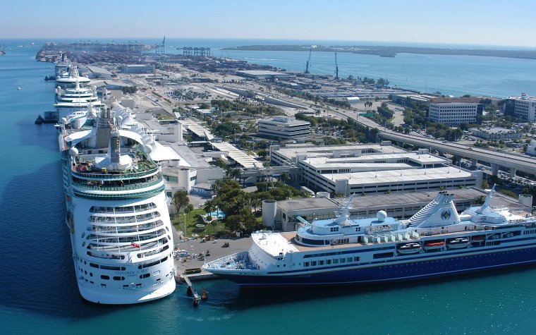 Luftaufnahme von Kreuzfahrtschiffen angedockt in PortMiami