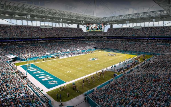 Das Miami Dolphins in einem vollen Stadion spielen