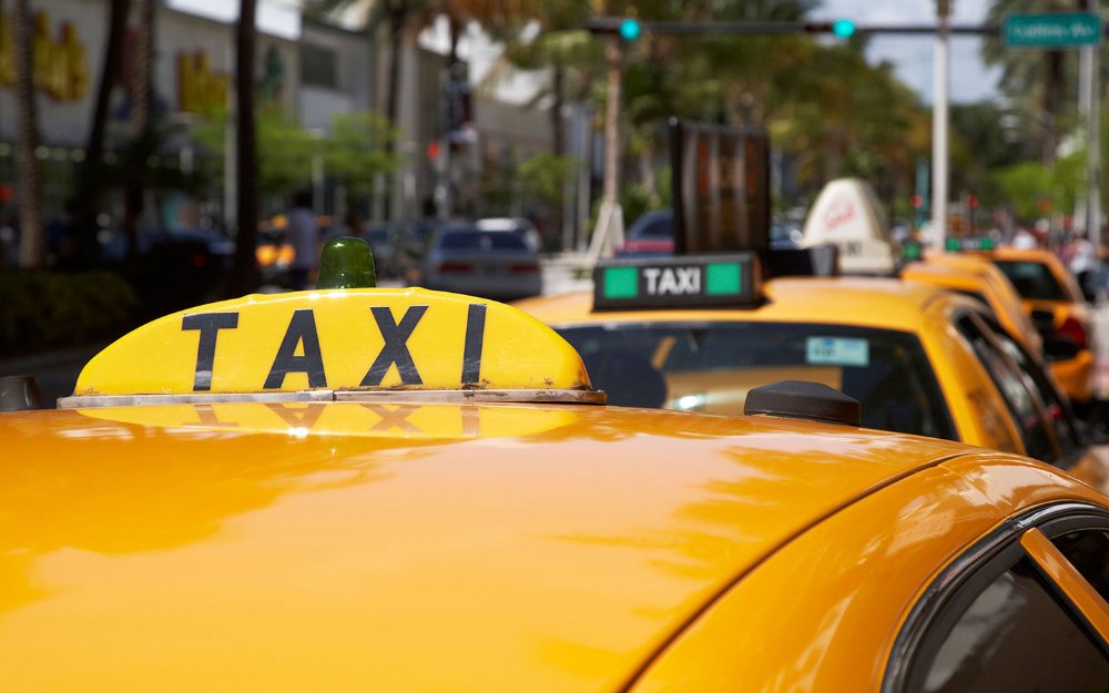 Primer plano de la parte superior del taxi amarillo con cartel