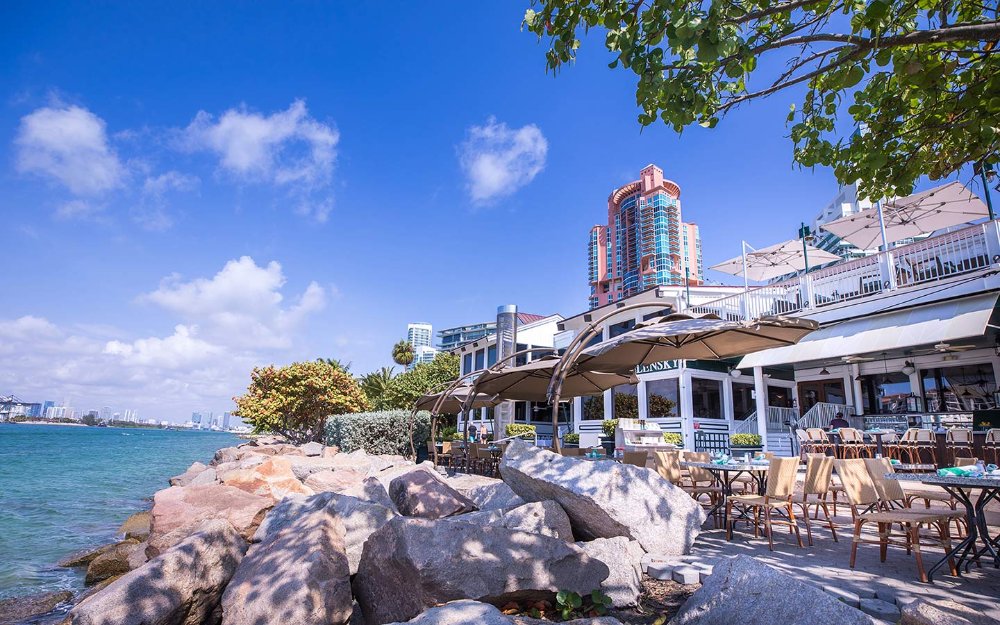 Smith & Wollensky's outdoor dining area by the water