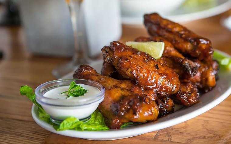 Chicken Wings mit Ranch-Dressing als Beilage