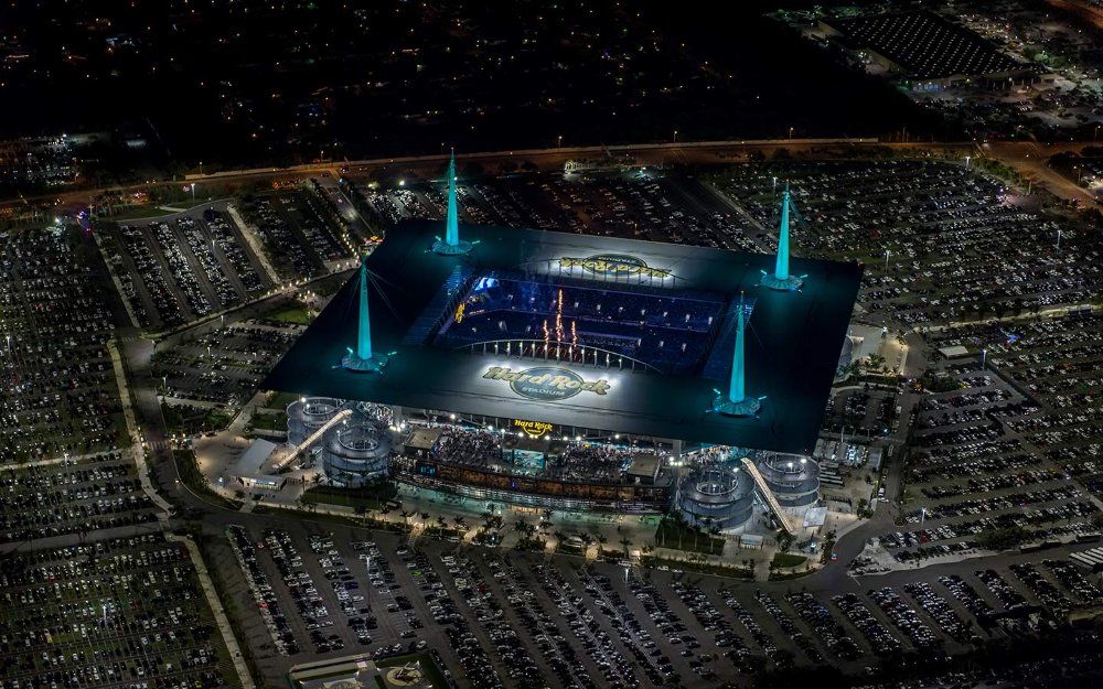 Hard Rock Stadium le guglie luminose di notte