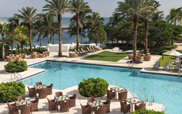 Vista lateral de la piscina en Ritz Carlton Bal Harbour