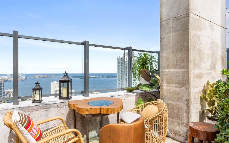 Posti a sedere con vista sull'acqua al bar panoramico Sugar
