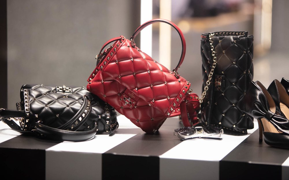 Sapatos e bolsas exibidos em uma vitrine de boutique no Miami Design District
