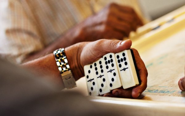 Hombres jugando dominó en Little Havana
