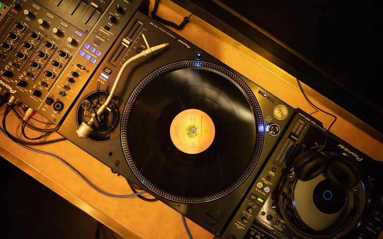 DJ turntable