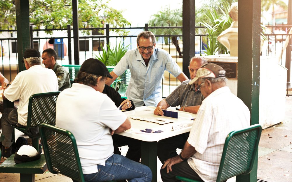 Jogadores de dominó no Domino Park em Little Havana