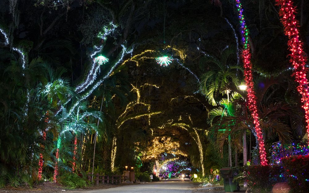 Blick auf die Straße am Enchanted Place of North Miami