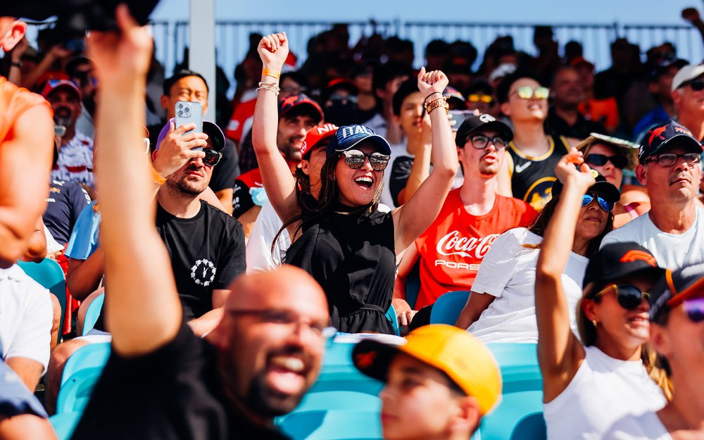 Fanáticos emocionados animan a sus favoritos durante la Fórmula 1
