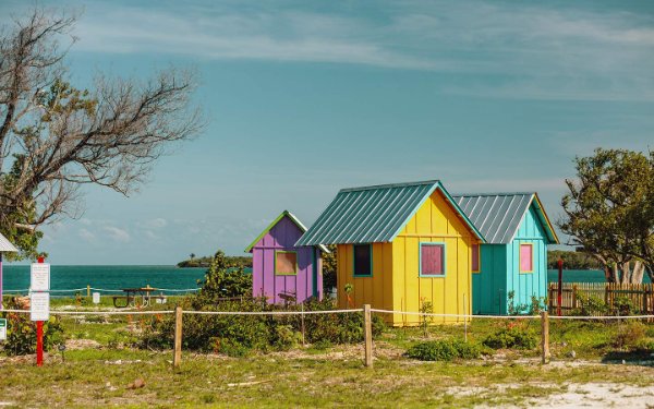 Cabanas coloridas à beira-mar em Historic Virginia Key Beach Park