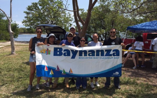 Grupo do dia de limpeza da Baía de Biscayne segurando Banner Baynanza