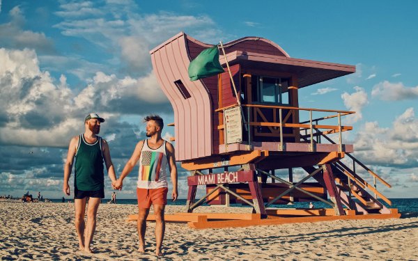 ©️Coupleofmen.com Hand in Hand bei der Beach