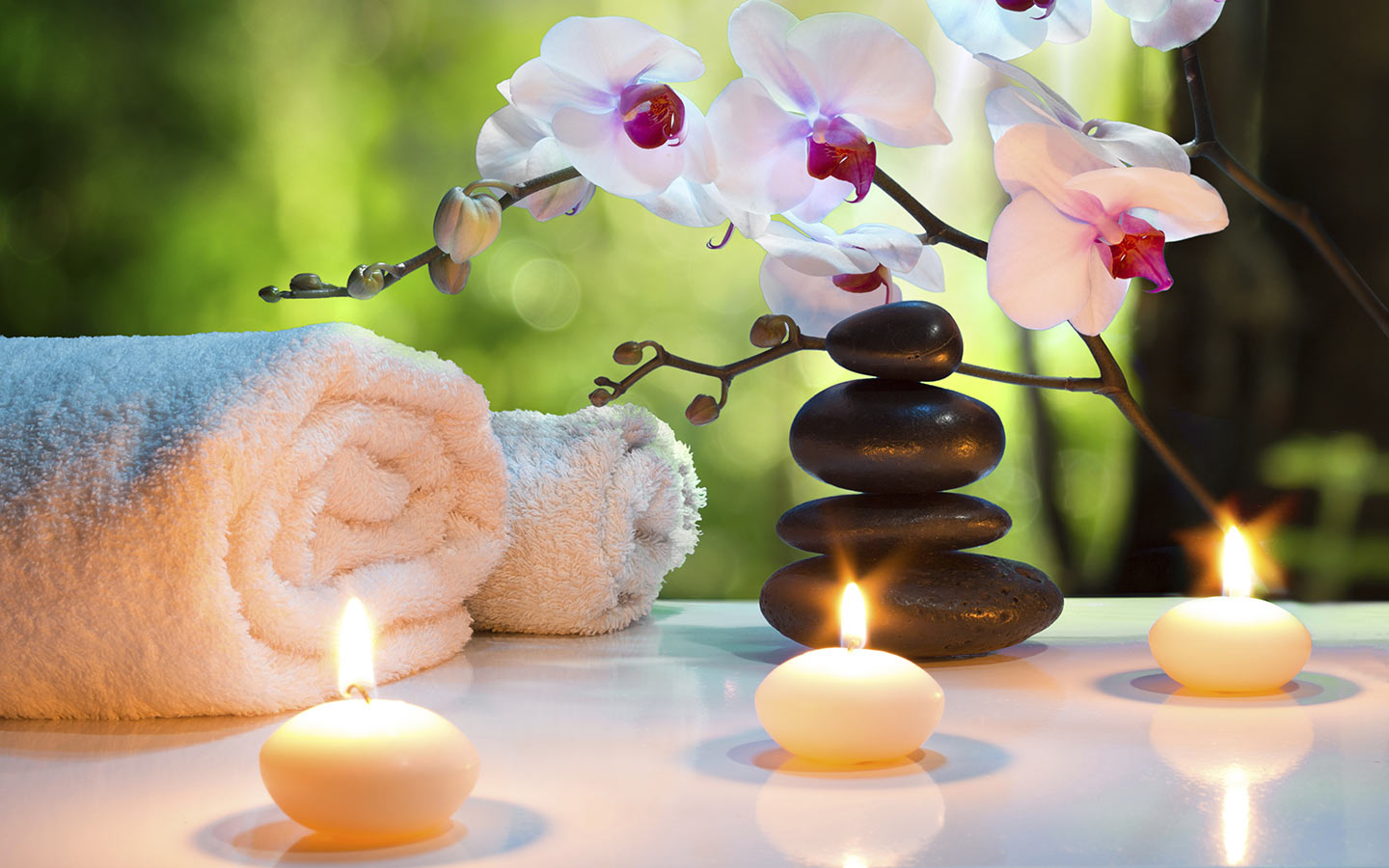 Candles, hot stones and towels