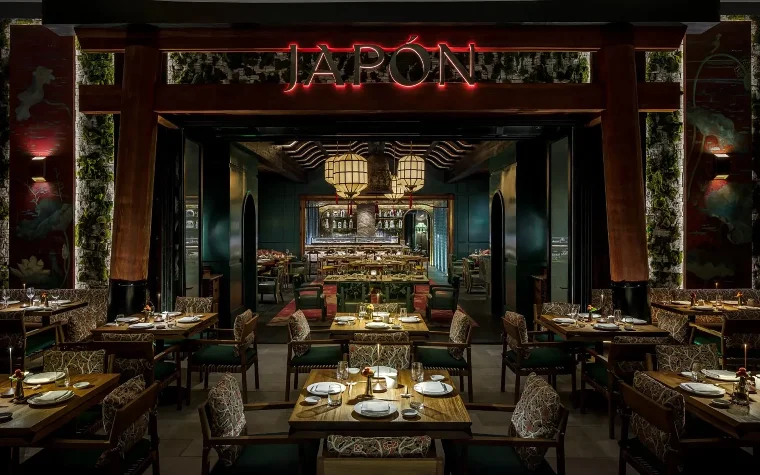 Japón dining area with elegant tables