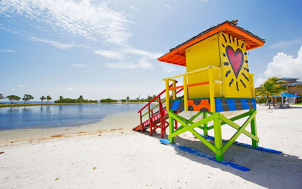 Rettungsschwimmer stehen auf Bayfront Park Beach in Homestead