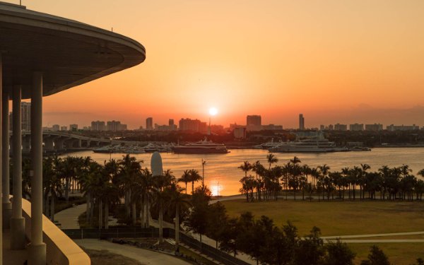迈阿密查看日落和Miami Beach从迈阿密市中心弗罗斯特科学博物馆出发