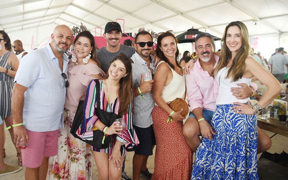 Amigos posando para foto no SOBEWFF