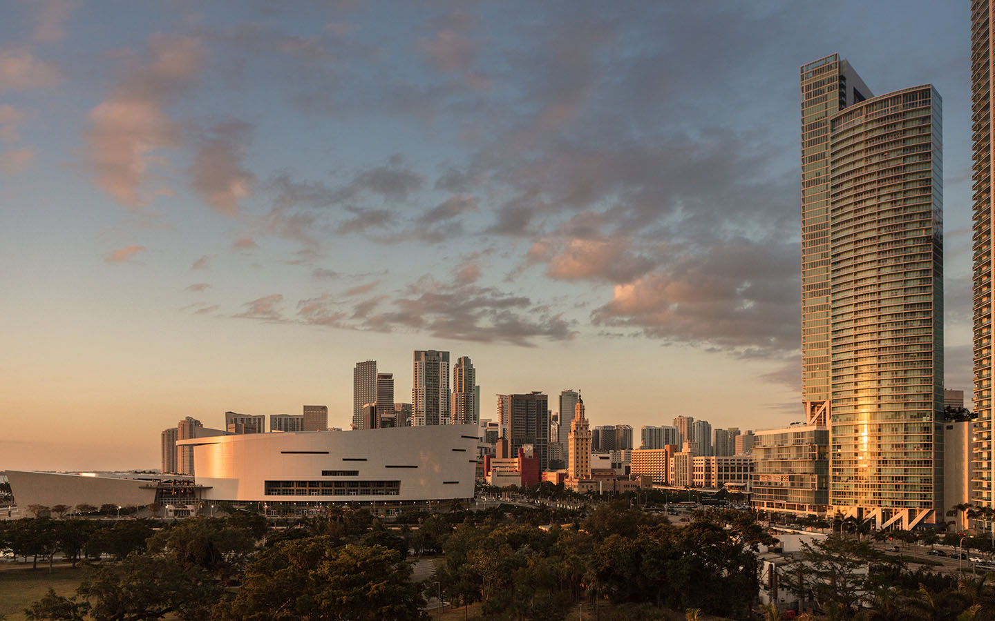 FTX Arena, Freedom Tower et Downtown Miami au crépuscule