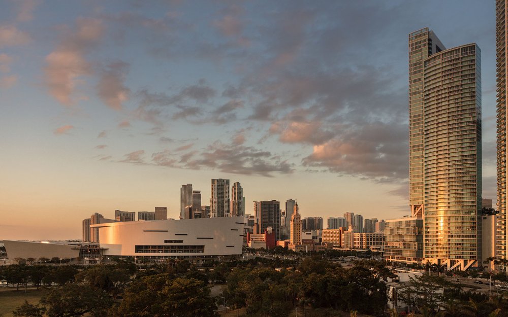 FTX Arena, Freedom Tower und Downtown Miami in der Abenddämmerung