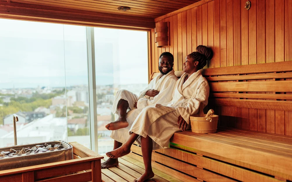 Um ambiente de tratamento de spa com toalhas enroladas em bambu e velas aromáticas
