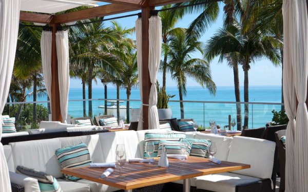 La Cote en Fontainebleau, comedor al aire libre y vista al mar