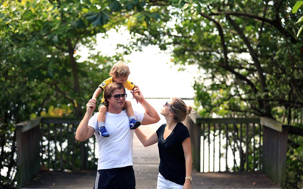 Famiglia che entra Coconut Grove