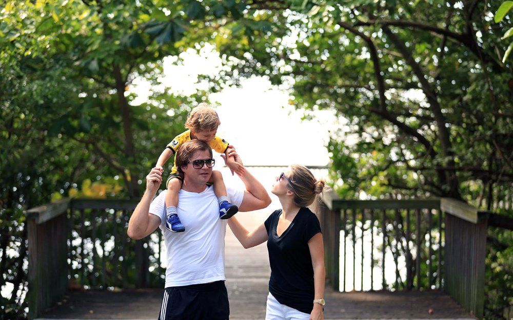 Familia paseando Coconut Grove