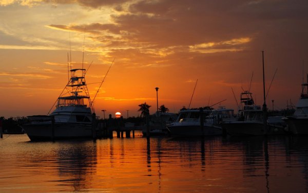 日出背后的船停靠在Matheson Hammock Marina