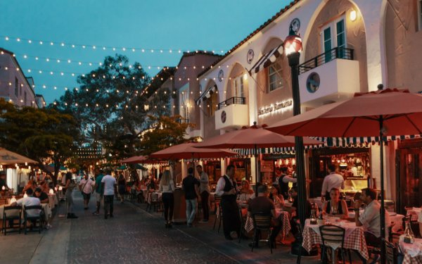 Espanola Way bei Nacht