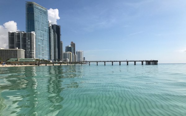 Vista desde el agua del muelle pesquero de Newport