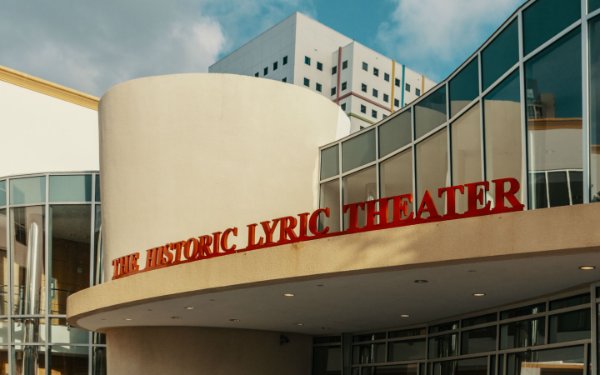 Entrada del Teatro Lírico Histórico con señalización roja