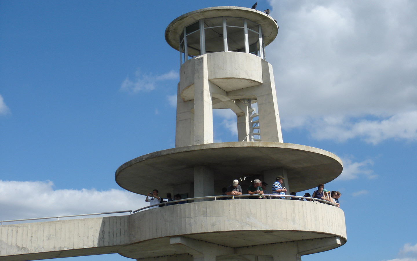 Besucher versammelten sich auf dem Shark Valley Observation Tower und genossen den Panoramablick auf Everglades National Park