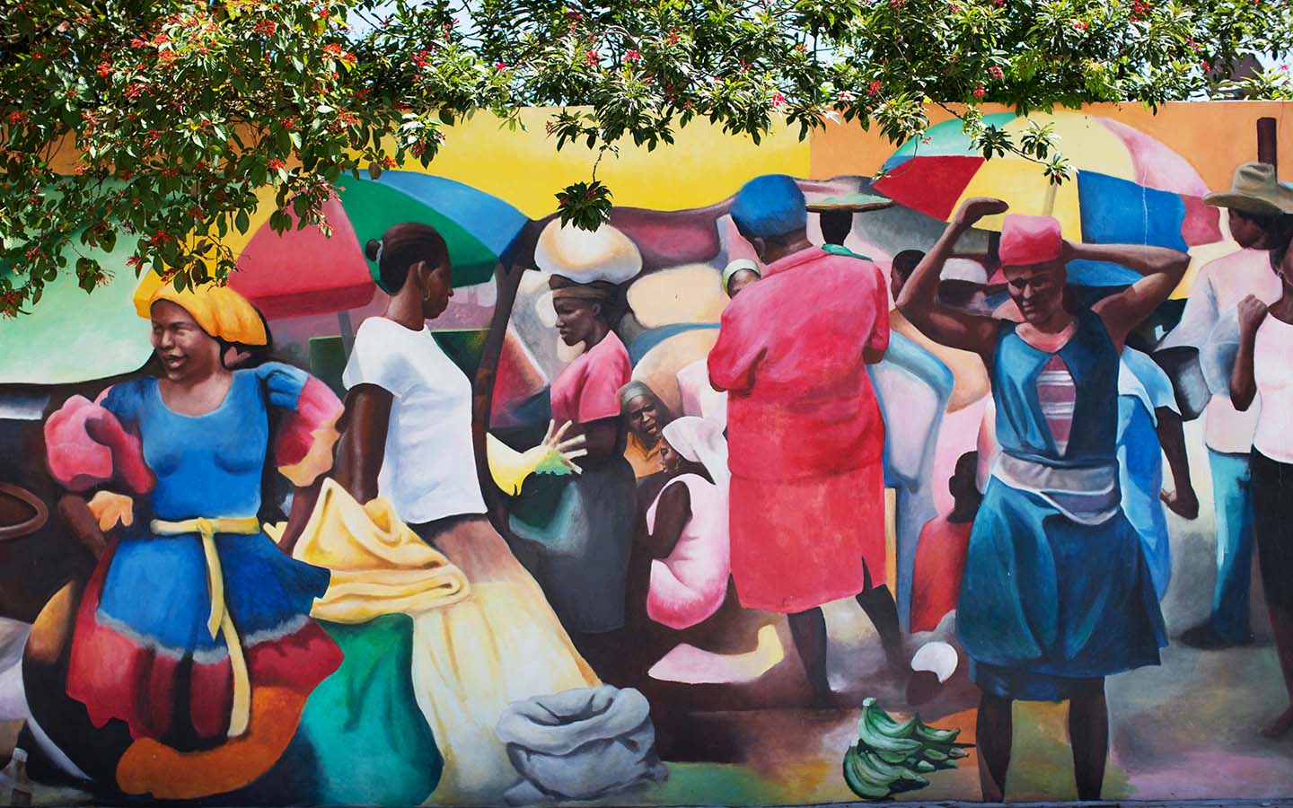 Farbenfrohe Wandmalerei eines Straßenmarktes in Little Haiti