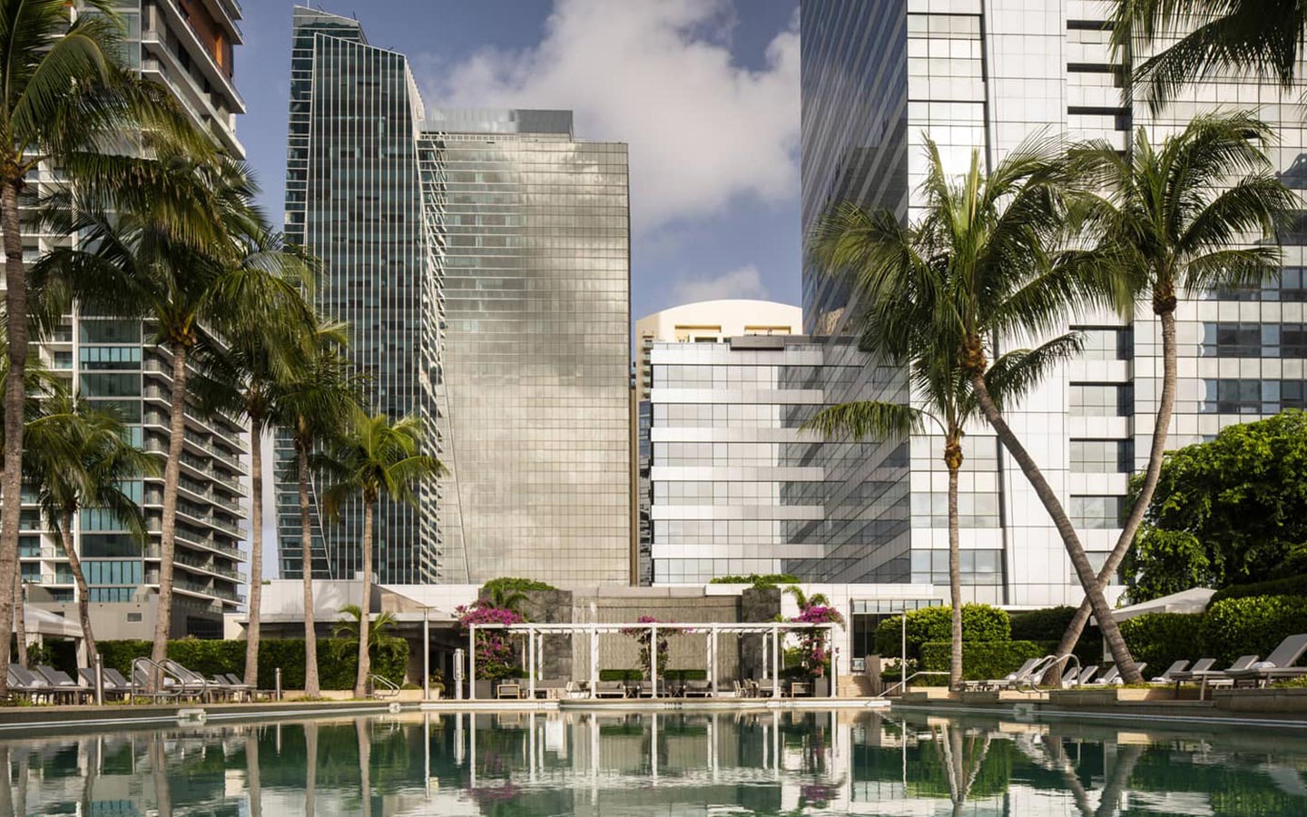 Außenansicht des Four Seasons Miami vom Poolbereich aus
