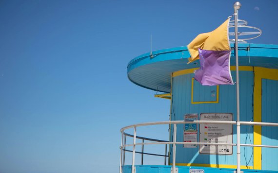 Drapeaux d'avertissement sur South Beach stand de sauveteur