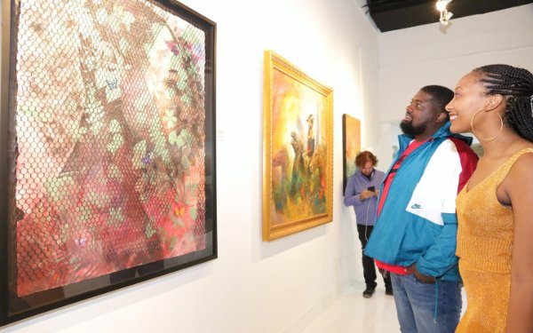 Pareja disfrutando del arte en el Haitian Heritage Museum