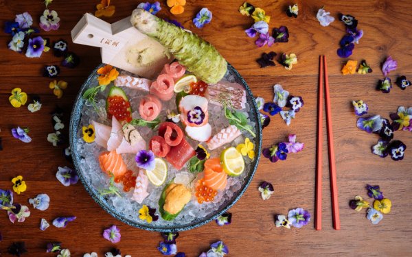 Komodo Nigiri Special com amores-perfeitos coloridos salpicados por toda parte